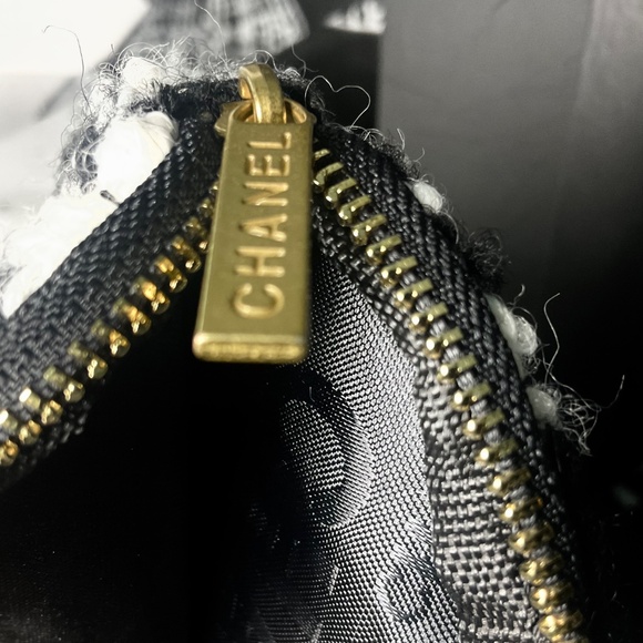 CHANEL BEAUTE MAKEUP CASHMERE & SILK SCARF & CROSSBODY BAG AND CHANGE/ KEY PURSE - Picture 14 of 16